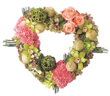 Load image into Gallery viewer, Heart-Shaped Wreath
